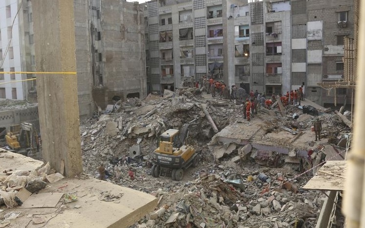 Tòa nhà đổ sập ở Pakistan khi dân vào lấy đồ, ít nhất 22 người chết